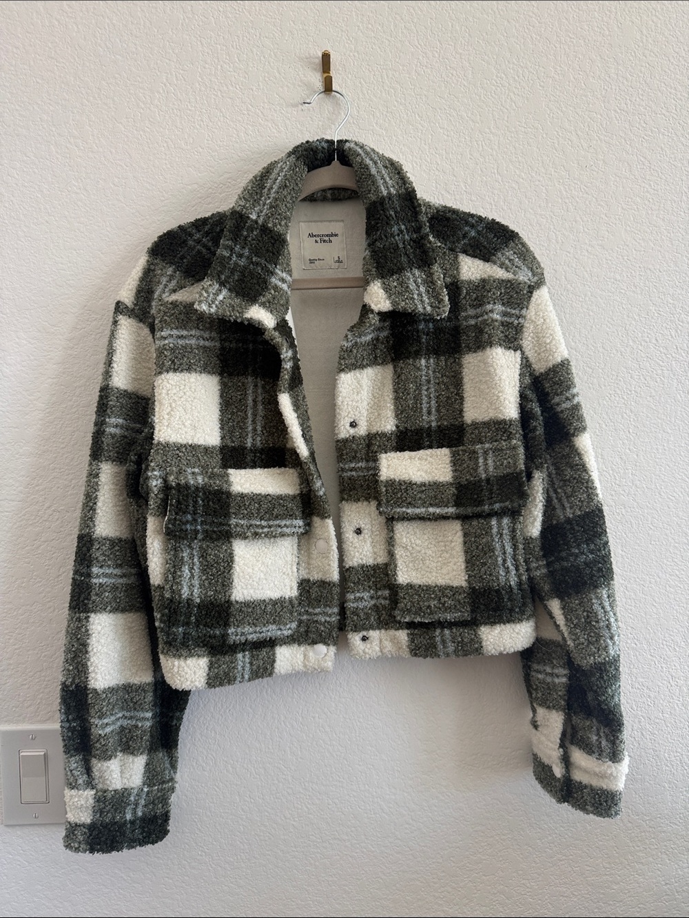 Abercrombie & Fitch Women's Green & White Plaid Cropped Sherpa Jacket